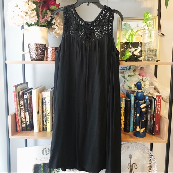 Black Sleeveless Dress with Lace Detail - Picture 4 of 5